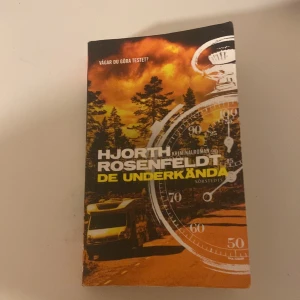 De underkända - Spännande kriminalroman av Hjorth Rosenfeldt med en dramatisk omslagsbild som visar en skog i solnedgång och en klocka. Boken ställer frågan 'Vågar du göra testet?' och är utgiven av Norstedts.