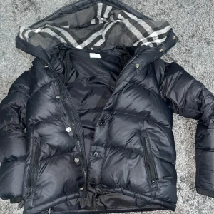 Burberry jacka  - Skriv för mer bilder. Har haft den i lite längre än ett år vill köpa ny jag är ➡️175 och 63kg den passar mig perfekt inte för stor eller liten⬅️. Skriv bara om du är seriös köpare  