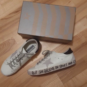 Golden Goose black tail - Golden Goose skor men text på sulan. Texten är en låt från Kanye West (Flashing Lights) där det står "She don't belive in shootin' stars, but she believe in shoes and cars" texten är dock lätt att få bort med sultvål och en borste. Priset sitter inte hugget i sten utan kan diskuteras vid snabb affär