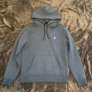 Ralph Lauren Hoodie - Hej! Säljer en Ralph lauren Hoodie i bra skick 9/10 Färg nyans Blå fin färg!!! STORLEK SMALL Möts i Västerås, Fraktar över hela Sverige (PostNord) Hör av er för mer info /// MARES 