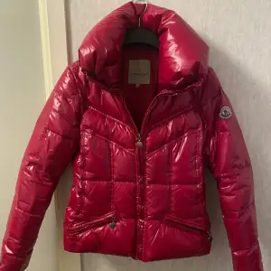 Säljer en snygg rosa pufferjacka från Moncler i mycket bra skick. Jackan har en hög krage och dragkedja framtill. Perfekt för kalla vinterdagar och håller dig varm och stilren. För fler bilder eller vid frågor tveka inte att skriva och priset kan diskuteras. 