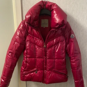 Rosa Moncler jacka  - Säljer en snygg rosa pufferjacka från Moncler i mycket bra skick. Jackan har en hög krage och dragkedja framtill. Perfekt för kalla vinterdagar och håller dig varm och stilren. För fler bilder eller vid frågor tveka inte att skriva och priset kan diskuteras. 