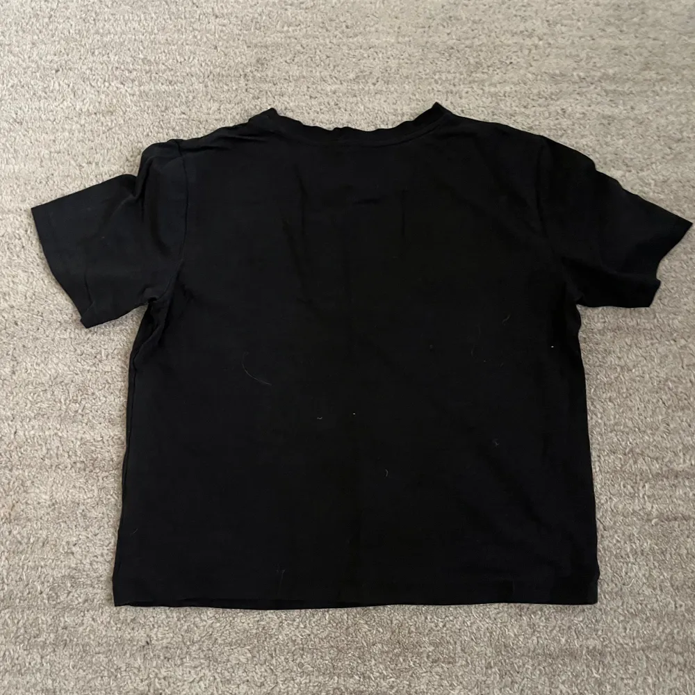 Säljer en svart t-shirt från SOC i storlek M i ett mycket bra skick . T-paidat.