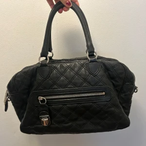 Svart väska Marc Jacobs  - Svart väska i perfekt storlek från Marc Jacobs, superbra skick💕