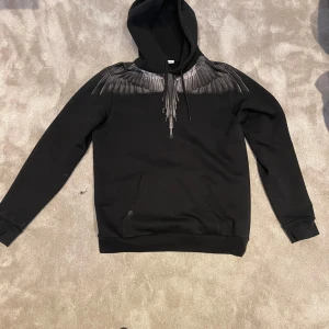 Svart hoodie från Marcelo Burlon - Tjena! Säljer en Marcelo Burlon Hoodie då den inte passar längre, är i fint skick och inga skador. Helt äkta, köpt på NK och har kvitto. Nypris 4000kr
