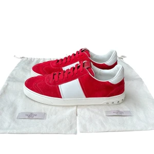 Valentino Flycrew Röd | 41-42 - Röda Flycrews i storlek 41 (passar 41-42) | Skorna är i väldigt fint skick | Alla nitar kvar | Dustbag medföljer vid köp | Självklart äkta | Meddela gärna vid eventuella funderingar🙌