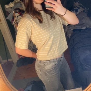 Beige randig t-shirt från Etirel - Säljer två snygga beige t-shirtar från Etirel med vita ränder men de går jätte bra och köpa en om man bara vill det!! De har en avslappnad passform och är super sköna och passar till vilka jeans och kostymbyxor som helst😍20 kr st. Så om ni vill köpa båda så skriv till mig!💕