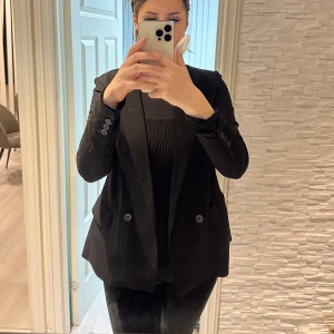 Svart kavaj - Snygg svart kavaj med klassisk design och knappar på ärmarna. Perfekt för en stilren look. Passar perfekt för s/m/l storlek 