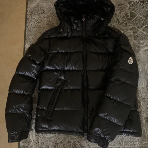 Moncler Maya - Ny och fräsch Moncler Maya jacka! Den passar perfekt för den kommande vintern. Nfc samt scan finns och tags medföljer. Tveka inte och hör av dig för fler bilder eller funderingar. Jag kan Mötas upp och frakta jackan.
