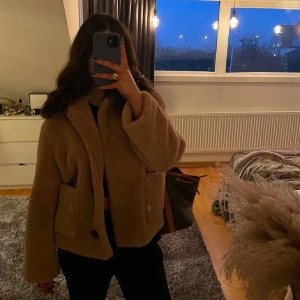 Teddyjacka Zara  - Mysig beige teddyjacka från Zara som är perfekt för kyliga dagar med sin fluffiga och varma design. Skriv om du undrar något 🫶🏾🌸🤍