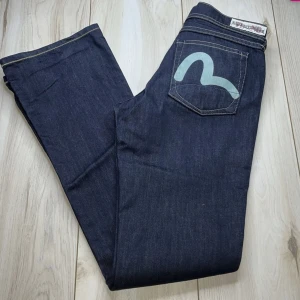 Evisu x puma jenas - Säljer min a evisu jeans då dom var lite små för mig skulle också uppskattas om någon hade en store storlek (dessa är i w27 l32) annans är det bara att köpa! ( OBS detta är inte mina bilder dock är det samma jeans men skriv om ni vill ha egna bilder!❤️