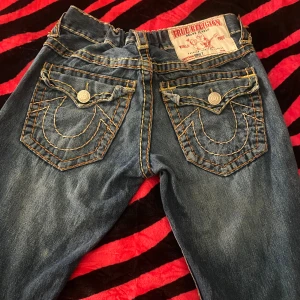 Baggy True Religion - Köpte på Second Hand, dom är i storlek 31 och dom passar mig som har storlek W24-W25. Tvivla inte att fråga fler frågor!