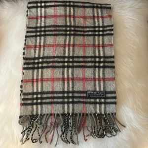 Snygg halsduk från burberry - Säljer en Snygg och klassisk halsduk från Burberry. Den är i mycket bra skick. Nypris: 4000kr, mitt pris: 999kr‼️Hör av er vid minsta fundering och kolla min profil för fler halsdukar i andra färger‼️😊