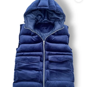 Blå quiltad väst mörk blå - Tjena säljer min blå Manchester väst colise från Vendiera storlek medium. Helt ny oanvänd