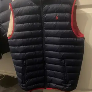 Fint skick, knappt använd! Inga märken el dyl. Reversibel väst. 
