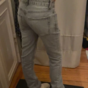 Ljusgråa jeans - Säljer ett par ljusgråa jeans med låg midja. Dem är anvöndaendast en gång och är från pull&bear.💕