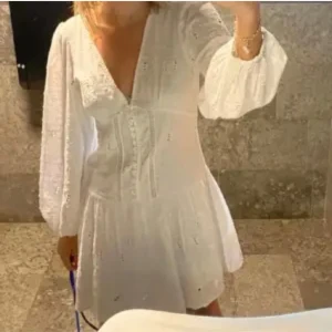 Vit klänning Zara - vit klänning med spetsdetaljer och v-ringning. Klänningen är från Zara i storleken L men liten i storleken. Bilderna är lånade, vill ni ha egna bilder så bara skriv💕✨