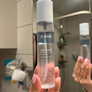 Face Mist från CAIA - SOS rescue face mist från CAIA. Passar inte min hudtyp då jag har väldigt oljig hy. Använd endast några gånger, se bild för mängd kvar!