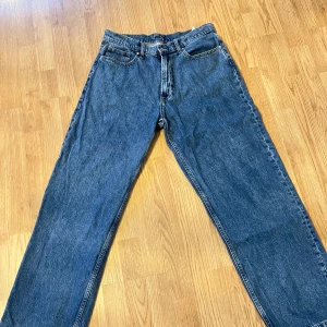 Blå jeans från Vailent - Säljer ett par klassiska blå jeans från Vailent i storlek M. De har en rak passform med fem fickor och en dragkedja framtill. Perfekta för en avslappnad stil.