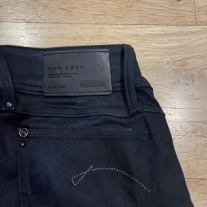 G-Star raw - Hej, säljer dess snygga G-Star raw jeans i storlek 29/32! Dom är i grymt skick nästan aldrig använda, ny pris runt 1000kr mitt pris 299kr! Använd gärna köp nu, pris ej hugget i sten.🙌😆💫