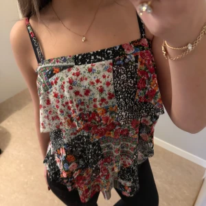  linne med volanger och mönster - Fint skick, köpt secondhand inget märke eller storlek finns