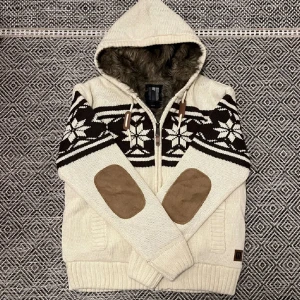 Cardigan  - Säljer min Cardigan som jag använt 1 månad ungefär jag väljer att sälja denna då jag behöver pengar . den är perfekt inför höst eller ha den inomhus i skolan . Modellen säljs inte längre om du vill vara unik och få beröm av personer i närheten så är denna perfekt . Storlek M vanlig i storleken. Köpt på plick för 1200 kr 