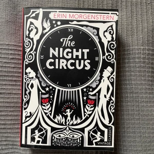The Night Circus - Säljer boken 'The Night Circus' av Erin Morgenstern, utgiven av Vintage Classics. Nyskick förutom baksidan som är smått missfärgad vilket syns på bilden. 