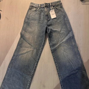 Jeans  - Snygga blå jeansbyxor från Stradivarius. Byxorna har en rak passform och är perfekta för en avslappnad stil. De har en traditionell femficksdesign och stängs med dragkedja och knapp, jag är 170cm men säljer byxorna eftersom de inte täcker mina fötter 