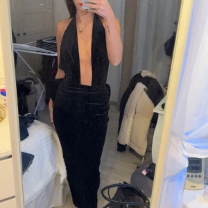 Balklänning öppen rygg - Snygg svart långklänning med djup urringning och öppen rygg. Perfekt för en elegant kväll. Klänningen har en åtsittande passform och är tillverkad i ett mjukt material som ger en lyxig känsla. Aldrig använts och är i bra skick!💕🥰