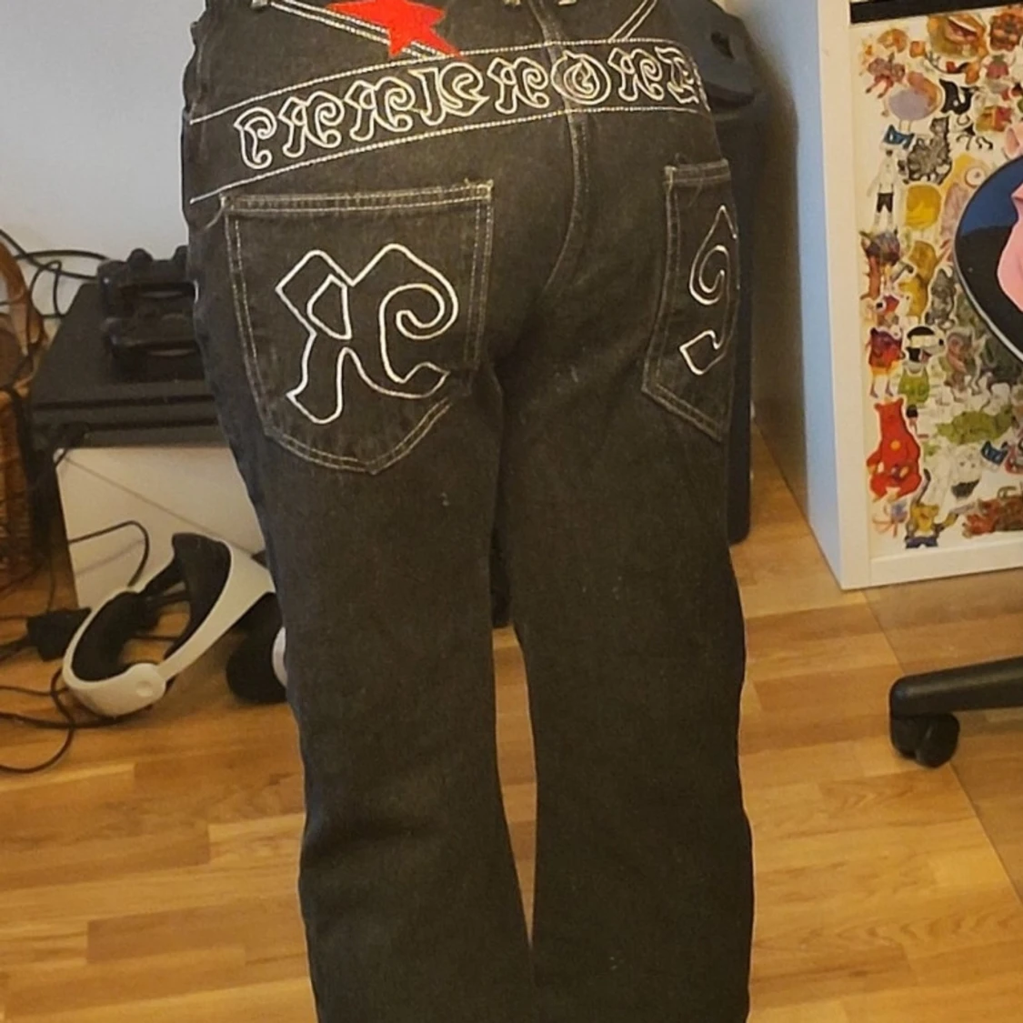 Svarta jeans med broderad design