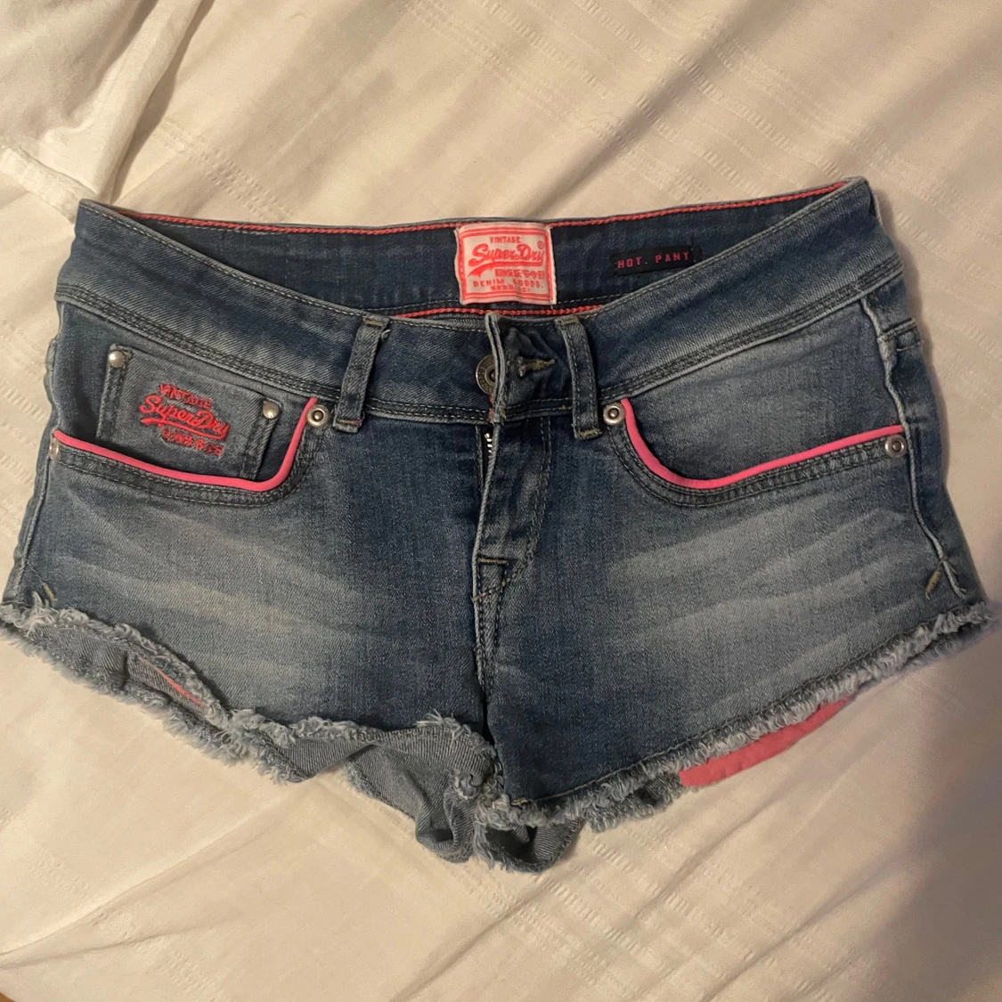 denim shorts med rosa detaljer