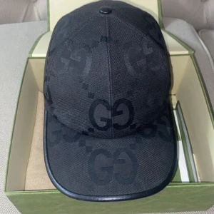 Svart Gucci keps  - Självklart äkta. Mycket fräsch precis som ny. Storlek M58