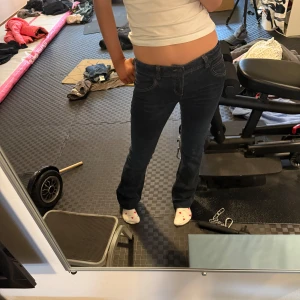 Mörkblå jeans - Snygga mörkblå jeans med en tight passform. De har klassiska fem fickor och en dragkedja framtill. Perfekta för en stilren look.