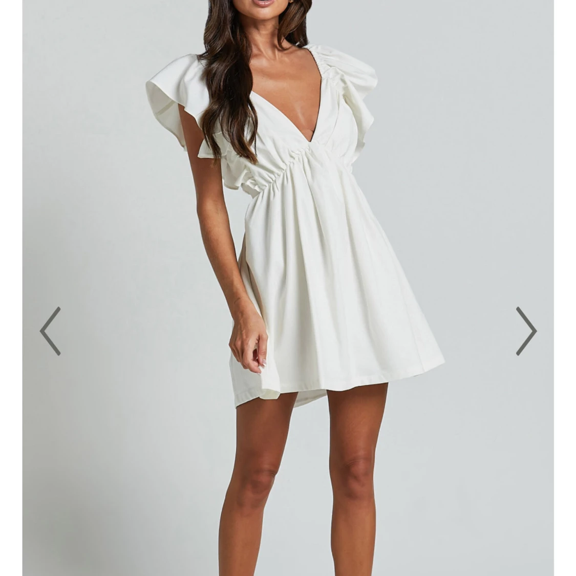 Vit klänning med volangdetaljer - 2