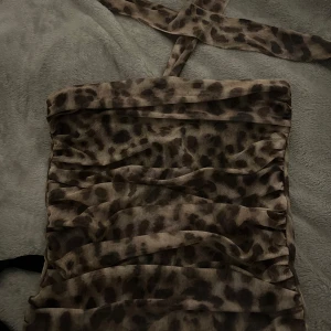 Leopardmönstrad topp - Snygg leopardmönstrad topp i storlek xs.