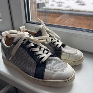 Louboutins - Väl använda louboutins med mycket slitage. Använda ett par år som syns väl. Box och lite annat ingår. Vet inte ens om dessa går att sälja men skorna fungerar iallafall om man vill ha något varmt på fötterna. Ge ett bud