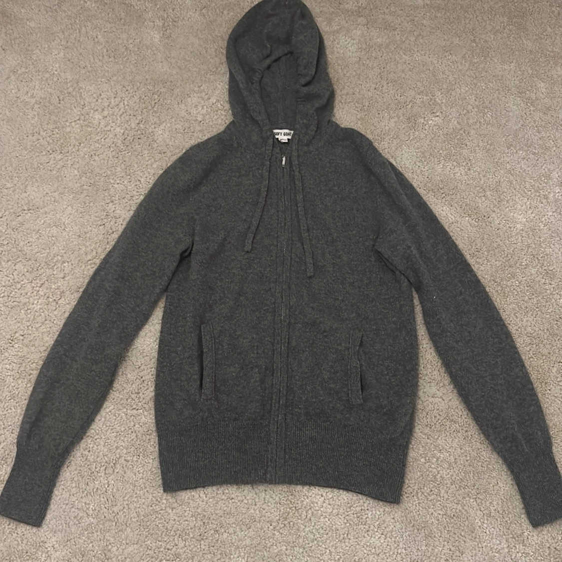 Grå hoodie från Soft Goat