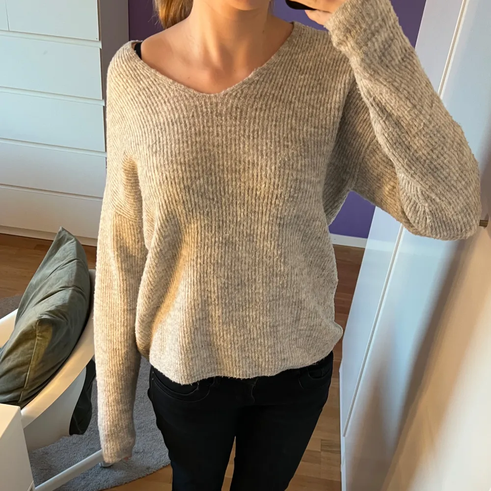 Säljer denna stickade tröja från only som är v-ringad. Den är superfin men säljer då jag tycker den smittar lite dåligt på mig. Inga defekter och kostade ca 379kr som ny!! Är i xs men passar mig som har S.. Neuleet.