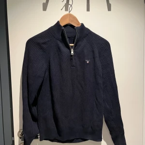 Gant half zip - Riktigt snygg stickad gant half zip, fint skick köptes för 1000kr på kidsbrandstore. Skriv om ni har frågor