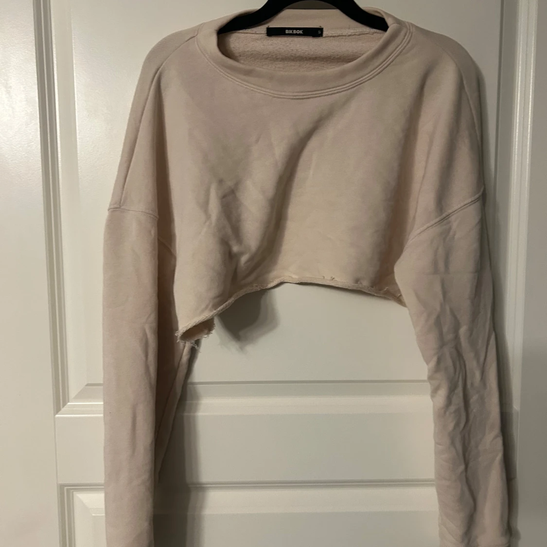 Beige croppad tröja från Bik Bok