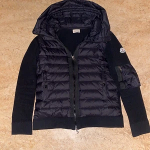 Moncler Cardigan - Tja! Nu säljer jag min moncler cardigan då jag inte har någon användning för den.