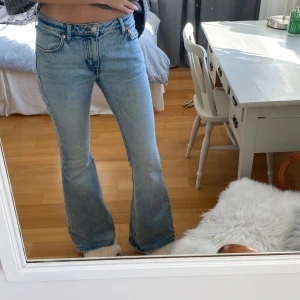 Blå bootcut jeans Weekday - Snygga blå bootcut jeans med låg midja! Perfekta för  våren💕💕weekday, modell Flame 29/34, jag är 178 cm för referens!