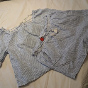 Matchande sommarset - Superfint matchande sommarset från Hm, använd ett fåtal gånger och i bra skick. Första bilderna har jag scrunchat upp tröjan, sista är hur den sitter utan. Perfekt nu när det är sommar:)