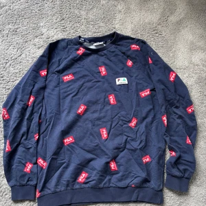 FILA sweatshirt - Säljer en mörkblå sweatshirt från FILA med all over print.