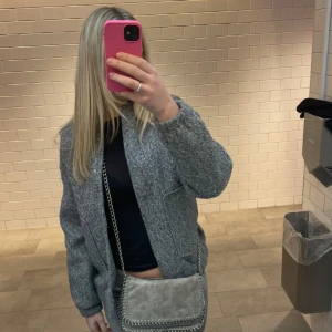 Grå stickad jacka - Säljer en mysig grå stickad jacka från vero Moda men köpt på Nelly för 650 kr. Sitter så fint 