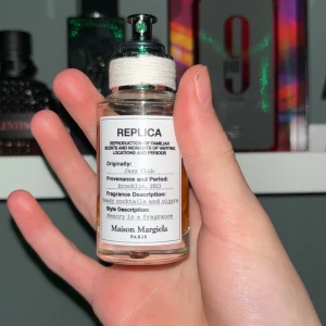 Jazz Club från Maison Margiela - Upptäck Jazz Club från Maison Margiela, en parfym för herrar med noter av tobak, sötma, rom och vanilj. Den har en aromatisk och träig doftprofil med inslag av mjuk krydda och amber. Perfekt för den som vill ha en minnesvärd doftupplevelse. Det är ungefär 28 ml kvar av 30.