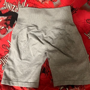 Gråa träningshorts - Säljer ett par gråa träningshorts. De är tillverkade i ett mjukt och stretchigt material. De har lite scrunch i rumpisen. De är aldrig använda men kappe är ej kvar.