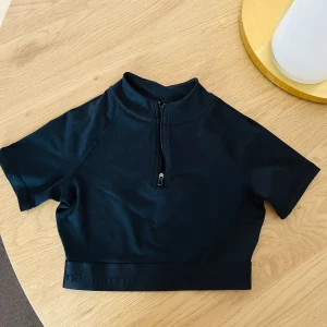 Snygg ny träningstopp crop top svart från Famme Norge XS - Snygg till träning lr sommaren