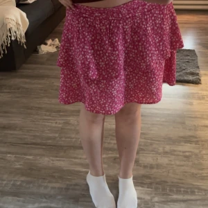 Sommarkjol - Sommarkjol från only! Strl. 40 men passar mig och min kompis som bär 36-38 🩷 