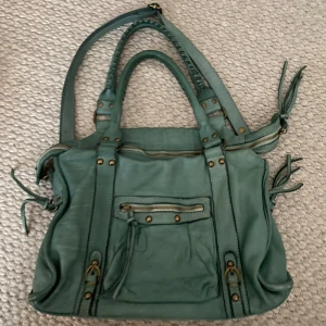 Handväska i läder - Turkos handväska köpt i Cannes, gjord i Italien, äkta läder. Så himla fin!! Perfekt för skola, laptop och annat får plats perfekt!